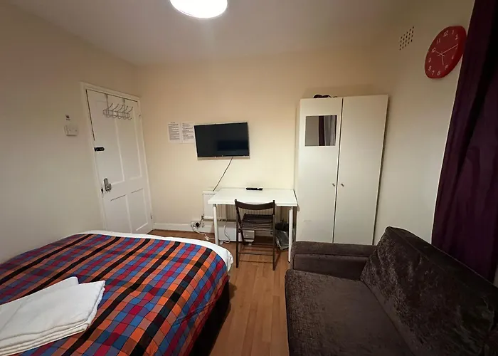 Beautiful Private Double Room In A Shared 3-Bedroom Apartment Minutes Walk From Bethnal Green