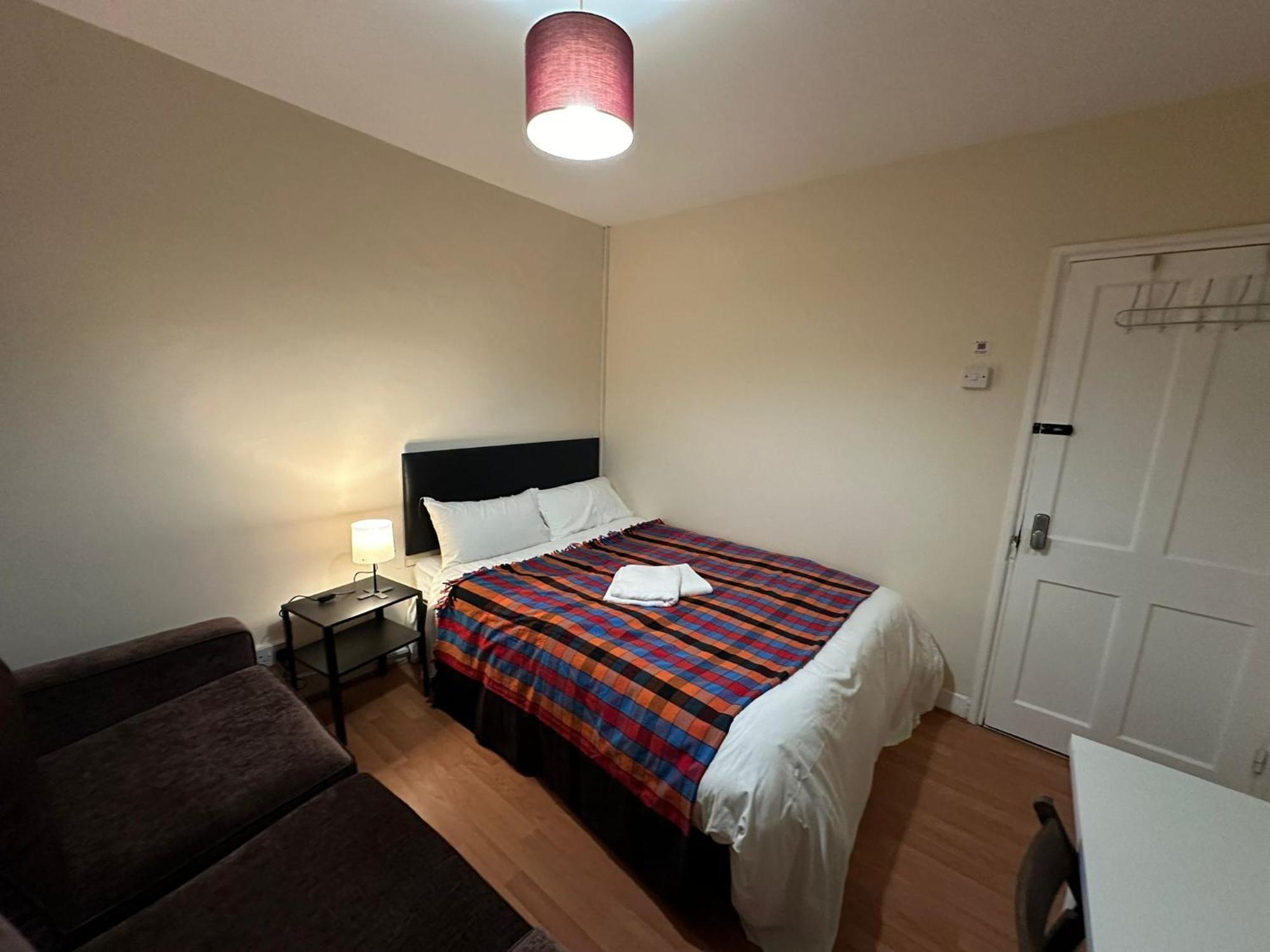 Beautiful Private Double In A Shared 3-bedroom Minutes Walk From Bethnal Londra