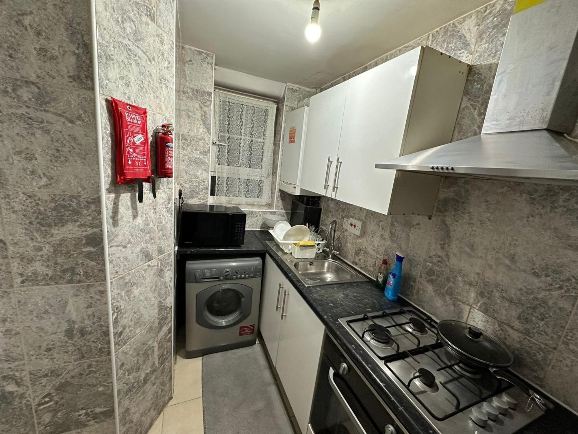 Beautiful Private Double In A Shared 3-bedroom Minutes Walk From Bethnal * Londra