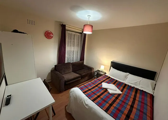 Beautiful Private Double Room In A Shared 3-Bedroom Apartment Minutes Walk From Bethnal Green