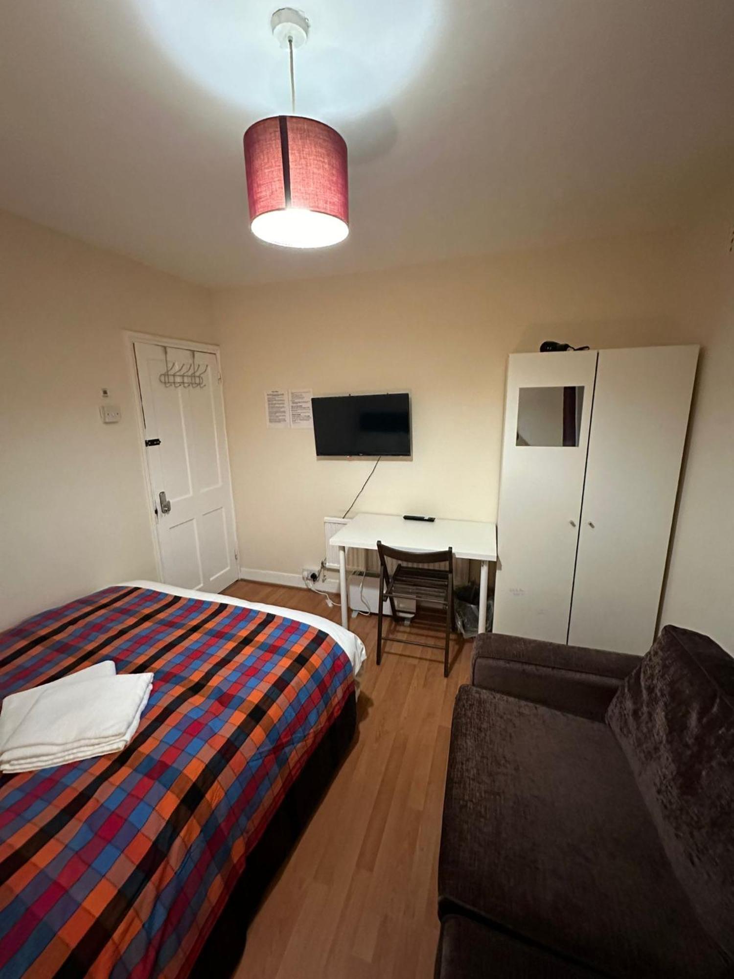 Beautiful Private Double In A Shared 3-bedroom Minutes Walk From Bethnal * Лондон