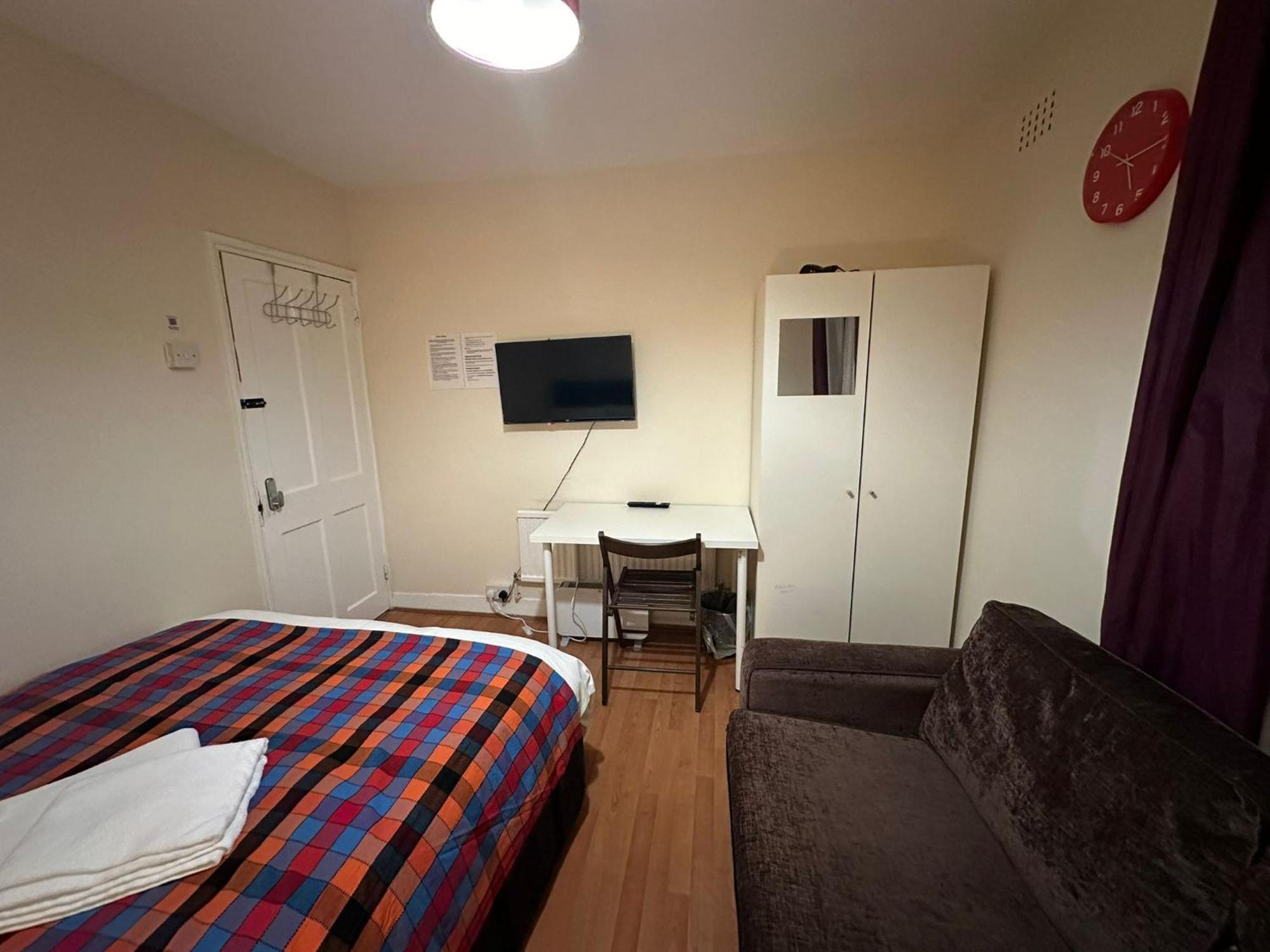 Beautiful Private Double In A Shared 3-bedroom Minutes Walk From Bethnal * Лондон