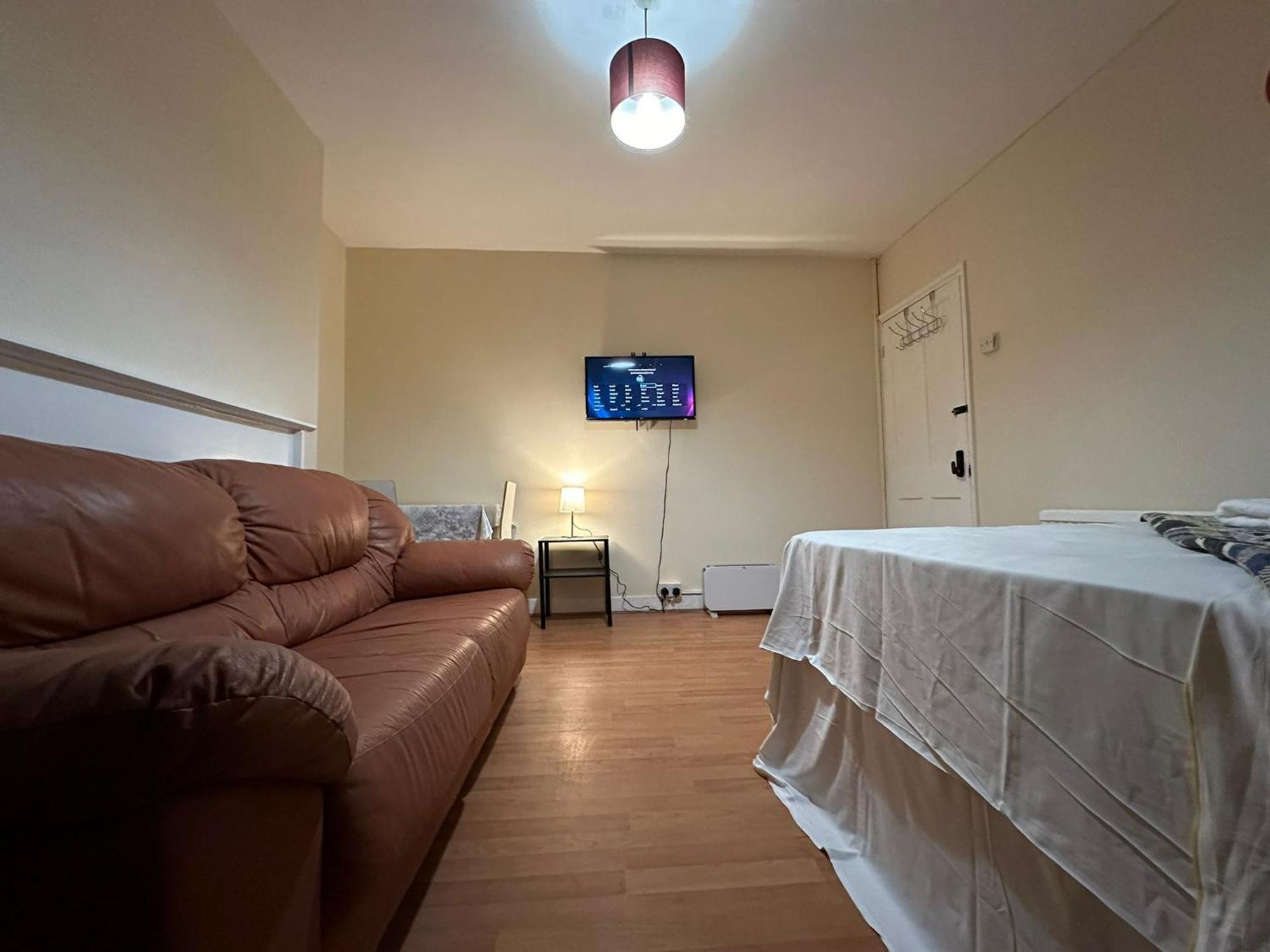 Апартаменты Beautiful Private Double In A Shared 3-bedroom Minutes Walk From Bethnal *