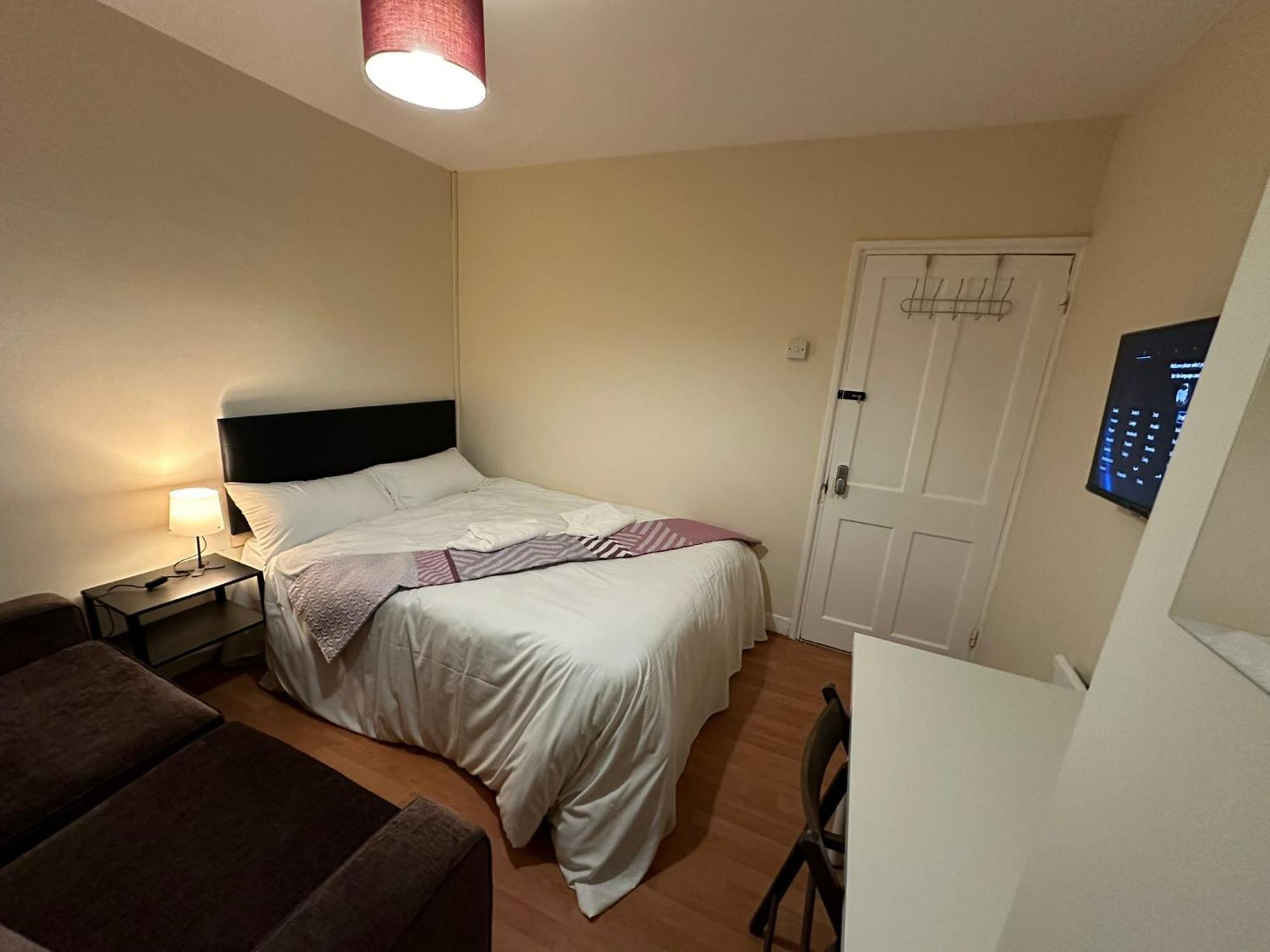 Апартаменты Beautiful Private Double In A Shared 3-bedroom Minutes Walk From Bethnal Лондон