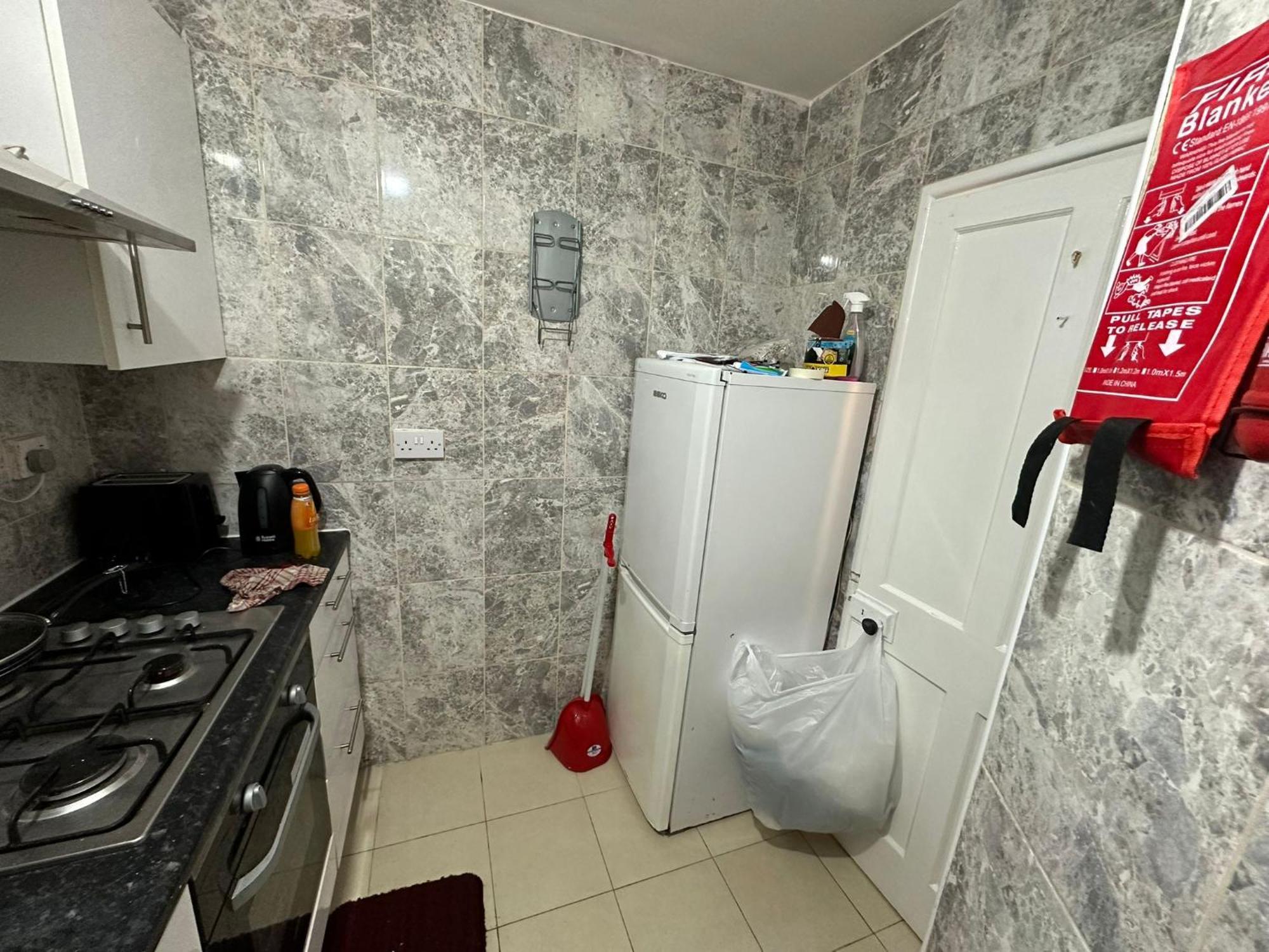 Апартаменты Beautiful Private Double In A Shared 3-bedroom Minutes Walk From Bethnal Лондон