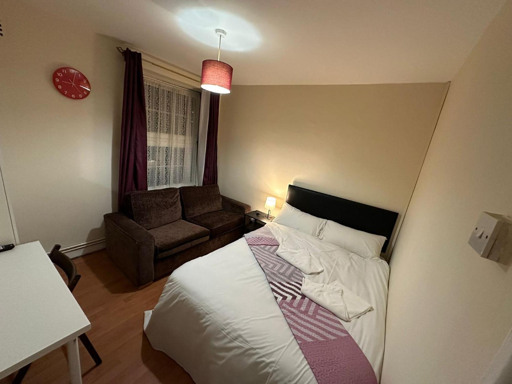 Апартаменты Beautiful Private Double In A Shared 3-bedroom Minutes Walk From Bethnal *